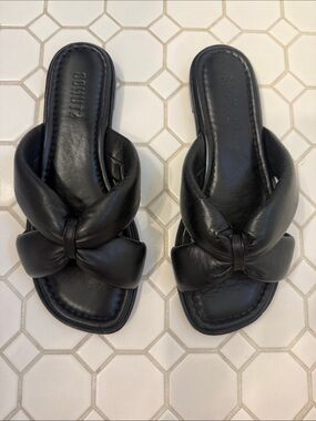 SCHUTZ BLACK CRISSCROSS SANDAL